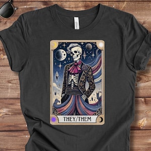 Tshirt de carte de tarot squelette non binaire, conception mystique They/Them, chemise de tarot squelette ENBY, teeshirt non binaire, non binaire, tee-shirt fluide entre les sexes
