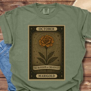 T-shirt tarot fleurs de naissance, t-shirt zodiaque octobre, chemise unisexe teinte en pièce, haut de carte de tarot floral, t-shirt graphique botanique