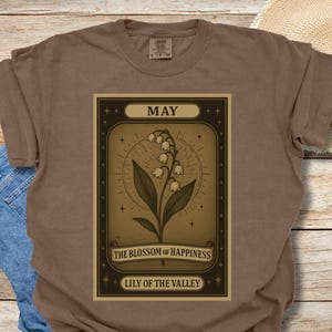 T-shirt tarot fleurs de naissance, t-shirt zodiaque de mai, chemise unisexe teinte en pièce, haut de carte de tarot floral, t-shirt graphique botanique