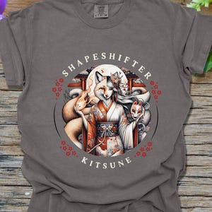 T-shirt énigmatique kitsune, motif folklore japonais métamorphe, personnage folklorique