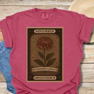 T-shirt tarot fleurs de naissance, t-shirt zodiaque de novembre, chemise unisexe teinte en pièce, haut de carte de tarot floral, t-shirt graphique botanique