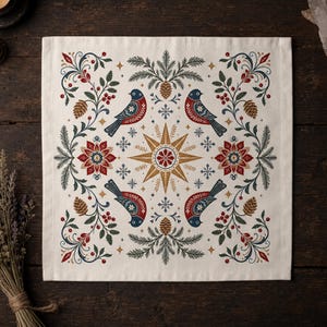 Puede incluir: Una servilleta de tela cuadrada en color blanco roto con un estampado simétrico de cuatro pájaros, piñas, ramas de pino y bayas rojas dispuestas alrededor de una estrella dorada central, con pequeños copos de nieve azules.