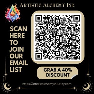 Op de afbeelding: Zwarte afbeelding met de tekst "ARTISTIC ALCHEMY INK", een QR-code en de woorden "SCAN HIER OM LID TE WORDEN VAN ONZE E-MAILLIJST". Een banner leest "KRIJG 40% KORTING". De Etsy shop URL is ook opgenomen.