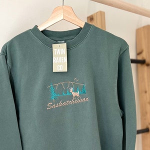 Saskatchewan, Canada Vintage Style Embroidered Crewneck | Embroidery Sweater White-Tailed Deer Mountain Scene Sweatshirt