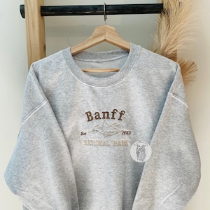 Ras du cou brodé du parc national Banff | Alberta Canada | Sweat-shirt universitaire | ras du cou vintage | Tendance