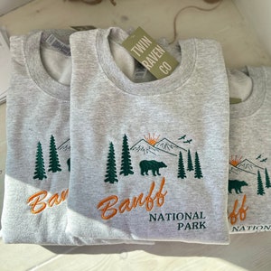 Ras du cou unisexe brodé Parc national Banff | Style rétro | millésime | Style années 90 | Sweat-shirt universitaire | Tendance | Alberta Canada