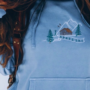 Après Ski Chalet Embroidered Hoodie | Vintage Style Minimalist Mountain Ski Snowboard Scene Sweater