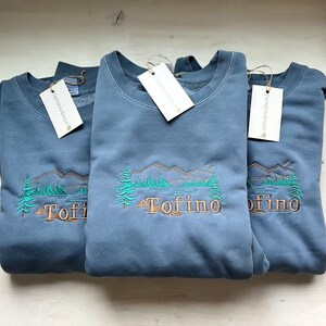 Tofino, Columbia Británica bordado Vintage Wash Crewneck / Suéter de bordado personalizado / Ocean Seaside Vibes Crew