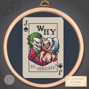 Può includere: Schema a punto croce con Joker e Harley Quinn su una carta da gioco. La carta recita "WHY SO SERIOUS?" e include il seme di picche e un fante. Il disegno è incorniciato in un telaio da ricamo in legno.