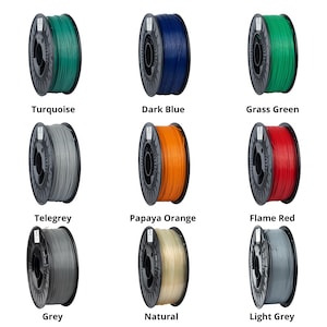 Pu&ograve; includere: Nove bobine di filamento per stampante 3D in vari colori, tra cui turchese, blu scuro, verde erba, telegrey, arancione papaya, rosso fiamma, grigio, naturale e grigio chiaro. Ogni bobina &egrave; etichettata con il suo nome.