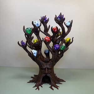 Pu&ograve; includere: Un porta dadi a forma di albero marrone con un volto scolpito nel tronco. I rami sostengono dadi multicolori, verdi, viola, rossi e gialli. I dadi sono numerati, per giochi da tavolo.