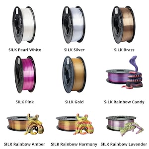 Pu&ograve; includere: Nove bobine di filamento per stampante 3D in vari colori, tra cui bianco perla, argento, ottone, rosa, oro e arcobaleno. Ogni bobina &egrave; etichettata con il suo nome di colore. Sono inoltre mostrati modelli stampati in 3D di un serpente, un polpo e un drago.