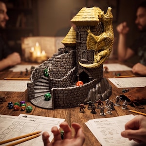 Puede incluir: Una torre de dados de piedra gris texturizada con un dragón dorado envuelto alrededor de la torre principal y una escalera de caracol. La torre incluye un techo dorado, una entrada arqueada oscura y está rodeada de figuras y dados poliedros.