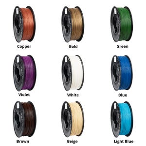Pu&ograve; includere: Nove bobine di filamento per stampante 3D in vari colori, tra cui rame, oro, verde, viola, bianco, blu, marrone, beige e azzurro. Ogni bobina &egrave; etichettata con il nome del colore.