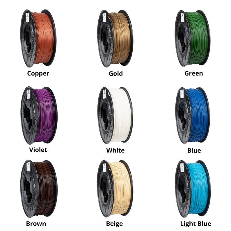 Pu&ograve; includere: Nove bobine di filamento per stampante 3D in vari colori, tra cui rame, oro, verde, viola, bianco, blu, marrone, beige e azzurro. Ogni bobina &egrave; etichettata con il nome del colore.