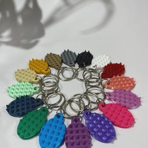 Puede incluir: Un conjunto de tres jarrones de cerámica de diferentes alturas. Los jarrones tienen un acabado mate en tonos crema, beige y marrón. El jarrón más alto mide aproximadamente 25 cm.