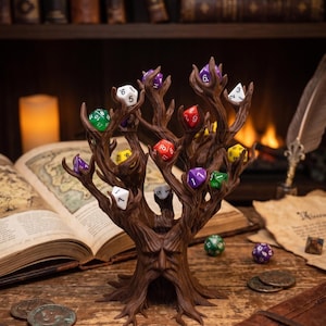 Pu&ograve; includere: Un porta dadi a forma di albero marrone con pi&ugrave; dadi multicolori nei suoi rami. I dadi sono numerati e includono vari colori come verde, viola, rosso e giallo. Il supporto &egrave; su una superficie di legno con altri oggetti legati al gioco.