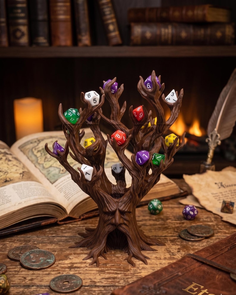 Pu&ograve; includere: Un porta dadi a forma di albero marrone con pi&ugrave; dadi multicolori nei suoi rami. I dadi sono numerati e includono vari colori come verde, viola, rosso e giallo. Il supporto &egrave; su una superficie di legno con altri oggetti legati al gioco.