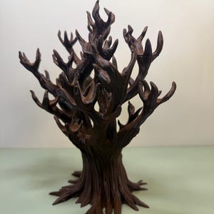 Pu&ograve; includere: Una scultura dettagliata di un albero marrone senza foglie. L'albero ha una corteccia strutturata e molti rami che si estendono verso l'alto. La scultura &egrave; un oggetto decorativo, forse per l'arredamento della casa o un paesaggio in miniatura.