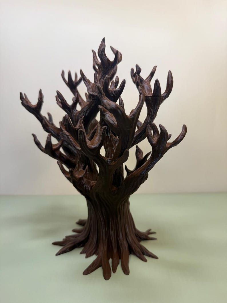 Pu&ograve; includere: Una scultura dettagliata di un albero marrone senza foglie. L'albero ha una corteccia strutturata e molti rami che si estendono verso l'alto. La scultura &egrave; un oggetto decorativo, forse per l'arredamento della casa o un paesaggio in miniatura.
