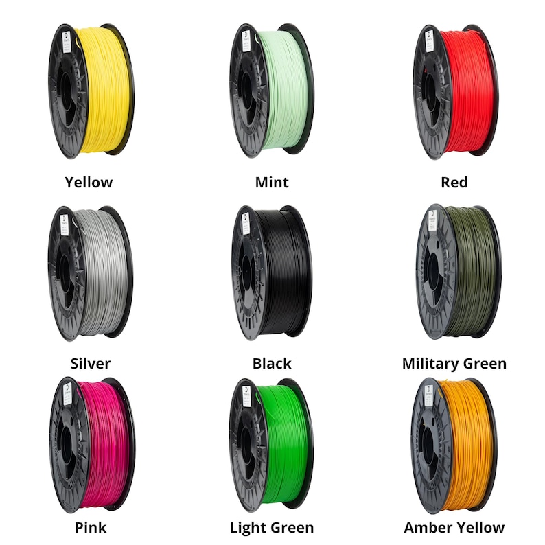 Pu&ograve; includere: Nove bobine di filamento per stampanti 3D in vari colori, tra cui giallo, menta, rosso, argento, nero, verde militare, rosa, verde chiaro e giallo ambra. Ogni bobina &egrave; etichettata con il suo nome di colore.