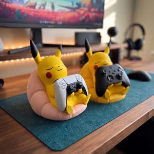 Pode incluir: Duas figuras amarelas do Pikachu com orelhas de pontas pretas e bochechas vermelhas, cada uma sentada num pufe rosa texturizado. Uma figura segura um comando de jogo branco e preto, enquanto a outra segura um comando totalmente preto.
