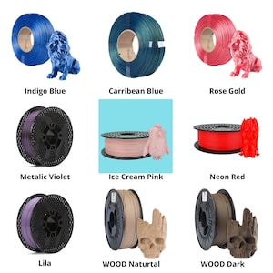 Pu&ograve; includere: Una collezione di bobine di filamento per stampa 3D in vari colori, tra cui blu indaco, oro rosa e rosso neon. Ogni bobina &egrave; abbinata a un modello stampato in 3D, come un leone o un teschio. Il testo etichetta ogni colore.