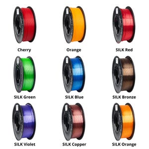 Pu&ograve; includere: Nove bobine di filamento per stampante 3D in vari colori, tra cui rosso, arancione, verde, blu, bronzo, viola e rame. Ogni bobina &egrave; etichettata con il suo nome di colore, come "Cherry" e "SILK Orange."