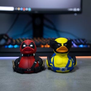 Pato impreso en 3D de Deadpool y Wolverine / Juguete de escritorio de superhéroes / Coleccionable de X-Men / Regalo para fans de Jeep / Decoración para fans de Marvel / Tamaños pequeño y grande