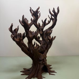 Pu&ograve; includere: Scultura dettagliata di un albero marrone senza foglie con una superficie strutturata. L'albero ha molti rami e un tronco cavo. La scultura &egrave; probabilmente realizzata in resina o materiale simile ed &egrave; adatta all'arredamento della casa.