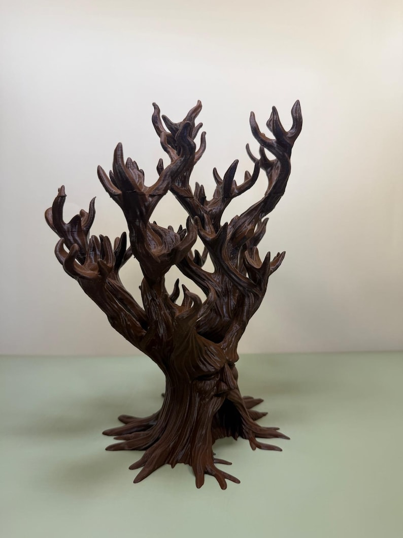 Pu&ograve; includere: Scultura dettagliata di un albero marrone senza foglie con una superficie strutturata. L'albero ha molti rami e un tronco cavo. La scultura &egrave; probabilmente realizzata in resina o materiale simile ed &egrave; adatta all'arredamento della casa.