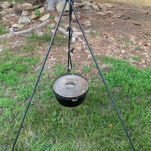 Trípode para fogata/soporte para recipiente de agua para pollo.