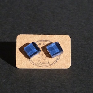 Mooie vierkante oorknopjes van hoogglans glas. Indigo blauw. Hypoallergeen.