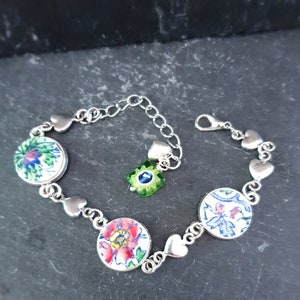 Floral bracelet with vintage ceramics and a glass bead.