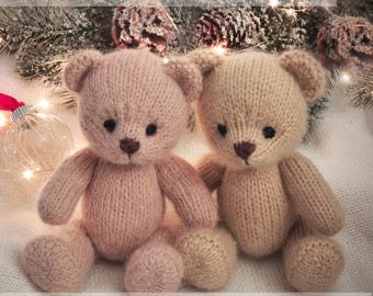 Breipatroon voor gebreid kerstspeelgoed teddybeer. Versie met twee patronen inbegrepen: plat gebreid en in de rondte, twee pdf's.