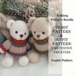 Puede incluir: Dos osos de peluche tejidos con suéteres festivos. Los osos tienen cabezas blancas, cuerpos beige y narices marrones. Los suéteres son beige con patrones coloridos alrededor del cuello y las mangas. La imagen incluye el texto "Knitting Patterns Bundle".