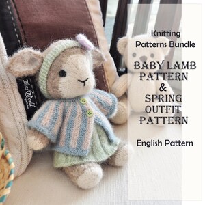 Op de afbeelding: Breipatroonbundel voor een babylammetje en een lente-outfit. Het patroon bevat instructies voor het breien van een schattig lammetjespopje dat een gestreept vestje en een groene rok draagt. Het patroon is in het Engels.
