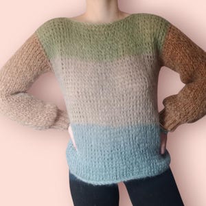 Maglietta estiva da donna con scollo a V, manica corta, con bottoni decorativi, taglia comoda, lavorata all'uncinetto – acquista a prezzi convenienti sul marketplace