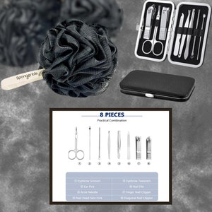 Puede incluir: Un estuche de viaje negro con un juego de ocho herramientas de manicura plateadas, que incluyen tijeras para cejas, pinzas, corta&uacute;&ntilde;as y una lima de u&ntilde;as. Las herramientas est&aacute;n numeradas y etiquetadas con descripciones. El estuche est&aacute; abierto, mostrando las herramientas en el interior.