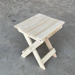 Taburete plegable de madera de fresno versátil para acampar y hacer picnics: funcional y elegante