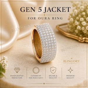 Könnte beinhalten: Ein goldfarbener Ringüberzug mit der Aufschrift Gen 5 Jacket for Oura Ring, bestehend aus einem breiten Band, das mit zahlreichen kleinen, klaren, funkelnden Steinen besetzt ist. Der Text auf dem Bild umfasst Gen 5 Jacket for Oura Ring, Blingory.
