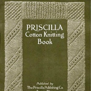 Puede incluir: Una portada de libro vintage con fondo verde y texto blanco que dice "PRISCILLA Cotton Knitting Book" y "Published by The Priscilla Publishing Co. Boston, Mass.". La portada está decorada con un borde de punto blanco.