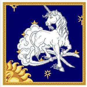 Könnte beinhalten: Ein weißes Einhorn mit goldenem Horn steht auf einem blauen Hintergrund mit goldenen Sternen. Das Einhorn ist von einer weißen Wolke und einer goldenen Sonne umgeben.