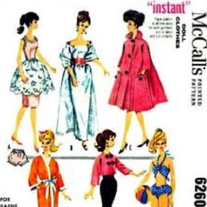 Peut inclure: Un patron de couture vintage McCall's pour poupées, numéro 6260, pour confectionner des vêtements de poupée instantanés. Le patron comprend cinq tenues différentes : un manteau rose, une robe bleue, une robe de chambre, un pantalon et un haut, et un maillot de bain. Le patron est pour une taille, 11 pouces, et est imprimé sur du papier blanc avec de l'encre noire.