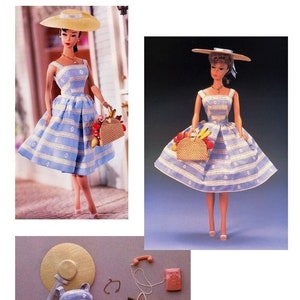 Könnte beinhalten: Eine Vintage-Barbie-Puppe trägt ein blau-weiß gestreiftes Kleid mit weißem Blumenmuster. Sie hält einen Weidenkorb voller Früchte und trägt einen Strohhut. Die Puppe steht auf einem blauen Hintergrund.