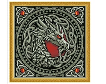 Puede incluir: Una cabeza de dragón plateada con ojos rojos está rodeada por un diseño de nudo celta en un marco circular negro y gris. El marco está rodeado por un marco dorado.