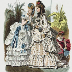 K&ouml;nnte beinhalten: Drei Frauen in historischen Kleidern stehen in einer Gartenlandschaft. Die Frau in der Mitte tr&auml;gt ein wei&szlig;es Kleid mit braunen Punkten und einer gro&szlig;en Schleife am Hals. Die Frau links tr&auml;gt ein wei&szlig;es Kleid mit blauen B&auml;ndern und R&uuml;schen. Die Frau rechts tr&auml;gt ein rotes Kleid mit wei&szlig;em Kragen und h&auml;lt eine Puppe.