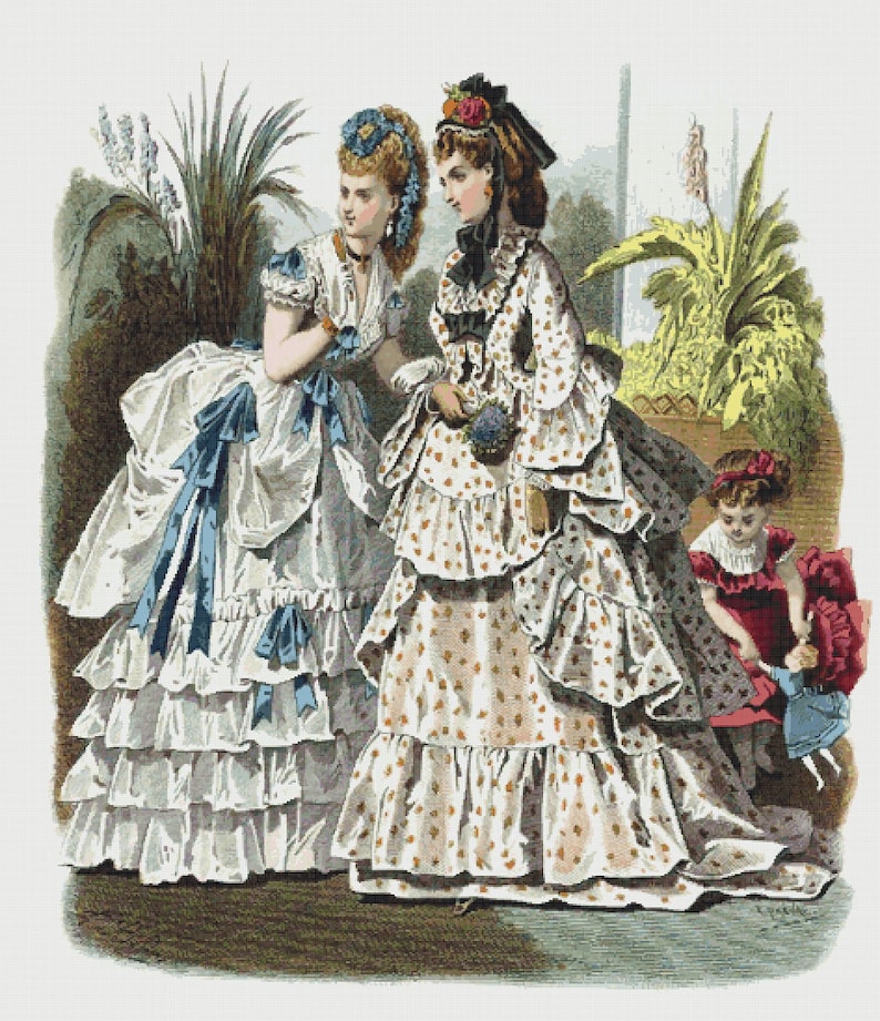 K&ouml;nnte beinhalten: Drei Frauen in historischen Kleidern stehen in einer Gartenlandschaft. Die Frau in der Mitte tr&auml;gt ein wei&szlig;es Kleid mit braunen Punkten und einer gro&szlig;en Schleife am Hals. Die Frau links tr&auml;gt ein wei&szlig;es Kleid mit blauen B&auml;ndern und R&uuml;schen. Die Frau rechts tr&auml;gt ein rotes Kleid mit wei&szlig;em Kragen und h&auml;lt eine Puppe.