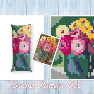 Puede incluir: Imagen de un diseño de patrón de ganchillo de un arreglo floral en un jarrón. El diseño se muestra en una almohada, una pequeña impresión y una impresión más grande. La paleta de colores incluye rosa, amarillo, verde y azul. El texto "Crochet Pattern C2C" está en la parte inferior.