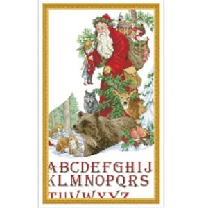 Pode incluir: Um Papai Noel vestido de vermelho com barba branca carrega um saco de presentes e está cercado por animais da floresta, incluindo um urso, um veado e um lobo. O alfabeto está impresso abaixo da imagem em letras vermelhas.